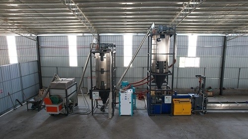 90 mm Einschnecken-PET-Bügelherstellungsmaschine Doppelausgangsherstellungsmaschine