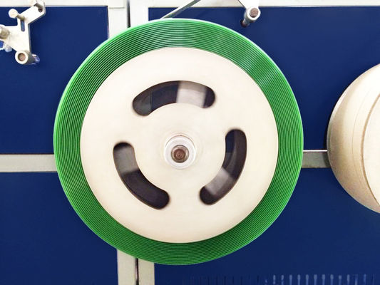 Kundenbezogenheits-grüne prägeartige Palette, die Plastik-pp.-Tragriemen gurtend verpackt